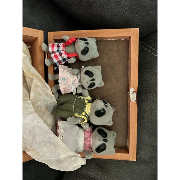 VGUC Vintage 20 Piece Raccoon Collection Pictures Bags Stuffies Plate Wood Box - Picture 6 of 10